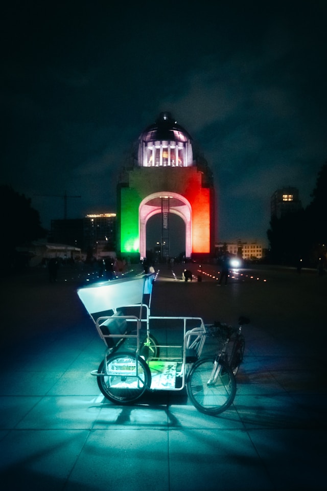 Foto de <a href="https://unsplash.com/es/@juliolopez?utm_source=unsplash&utm_medium=referral&utm_content=creditCopyText">Julio Lopez</a> en <a href="https://unsplash.com/es/fotos/rickshaw-iluminado-por-la-noche-con-monumento-de-fondo-vLjggif0s4Y?utm_source=unsplash&utm_medium=referral&utm_content=creditCopyText">Unsplash</a>
      